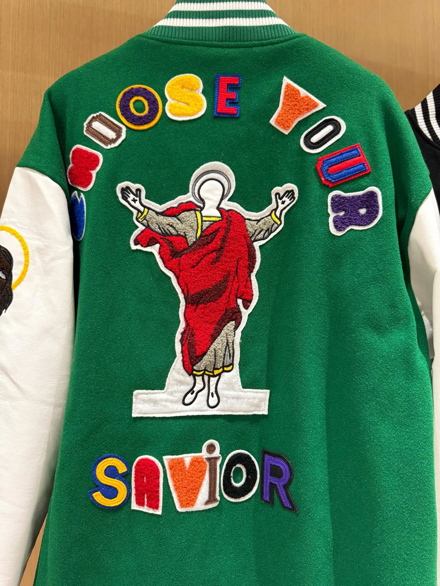 🧸Saint michael Bai Jingting same style embroidered American baseball jacket vintage jacket men and women autumn and winter p380 style number: 255# code number: m-xl color: black, green high version quilted version one is enough for the winter in the north and south multiple splicing techniques for the whole piece original version customized dyeing color 3 times of pattern making for the final version heavy work patch embroidery requires laser burning to carve out the template before embroidering Only a few pieces are produced in a day, and the factory quantity is extremely low. During the NBA All-Star Weekend, James wore a baseball jacket co-branded by Saint Michael and Denim Tears. As a top player in the sports field, in addition to his excellent skills on the court, James is also widely recognized for his ability to match private servers and carry goods off the court. Not only Lao Zhan, but also celebrities such as Bai Jingting are vying to get involved. It has to be said that the eyes of celebrities are really vicious. They are firmly standing at the top of the trend - Washing precautions - Try to avoid strong washing and strong scrubbing during the laundry process. Powerful washing mode of the washing machine. Dark colors will have slight shrinkage and floating colors during the first cleaning, which is unavoidable for knitted fabrics. It is recommended to soak in warm salt water for half an hour before cleaning.
